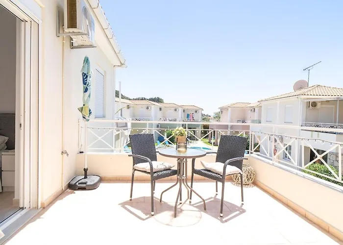 Court, Clelia, 2 Bedrooms Villa Kalamákion