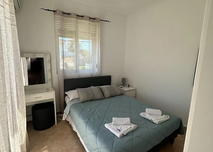 Court, Clelia, 2 Bedrooms Villa *
