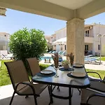 Court, Clelia, 2 Bedrooms Villa *